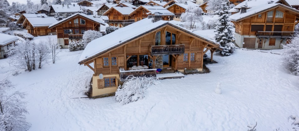Village de chalets enneigés en station de montagne